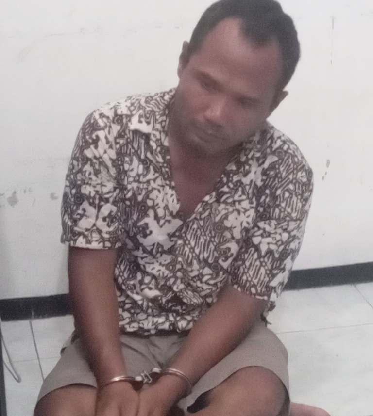 DITANGKAP: Pelaku curanmor berinisial HB duduk di ruang penyidik Polsek Sandubaya usai diamankan, Rabu (23/4).&nbsp;