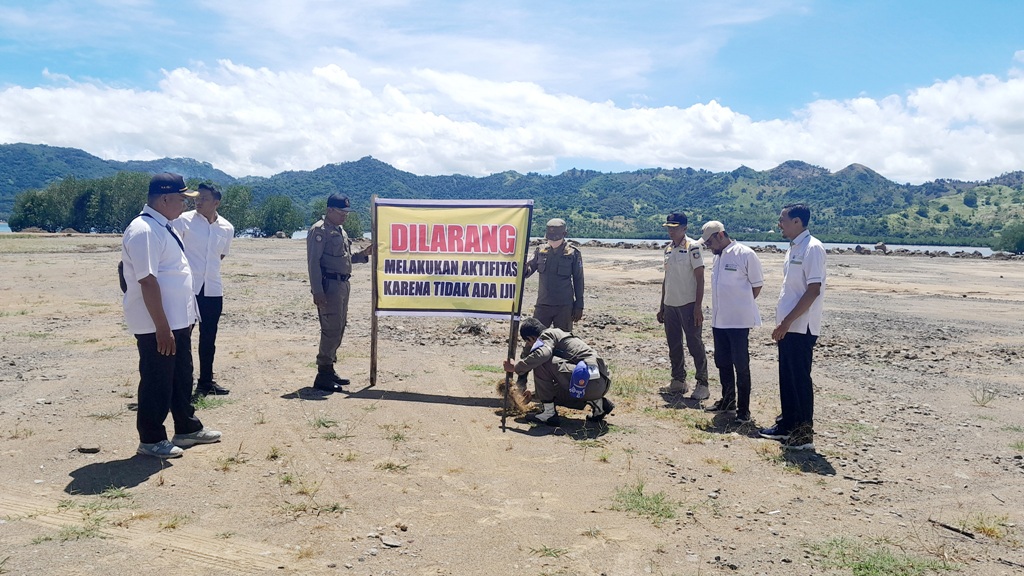 DITUTUP: Aktivitas reklamasi tak berizin di kawasan mangrove, Dusun Pangsing, Desa Persiapan Pengantap, Kecamatan Sekotong dihentikan Dinas PUTR Lombok Barat, Rabu (23/4).