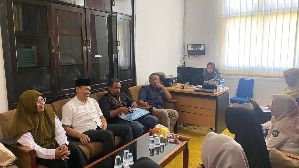 PERKUAT KOORDINASI: Kepala Dinsos NTB H Ahsanul Khalik (dua dari kiri) bersama tim Pekerja Sosial dan pihak UPTD PPA DP3AP2KB NTB menggelar pertemuan dengan Ketua LPA Kota Mataram.