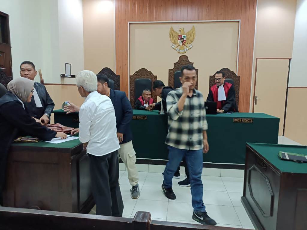 TERBUKTI BERSALAH: Terdakwa korupsi penyaluran KUR pada BSI untuk petani Porang, Wawan Kurniawan Issyaputra keluar dari persidangan usai mendengarkan vonis majelis hakim di PN Tipikor Mataram.