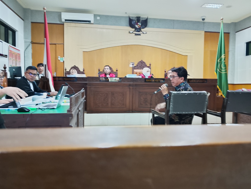 BERSAKSI: Koordinator audit kerugian negara BPKP RI Mizwan memberikan keterangan sebagai ahli di PN Tipikor Mataram, Rabu (23/4).&nbsp;