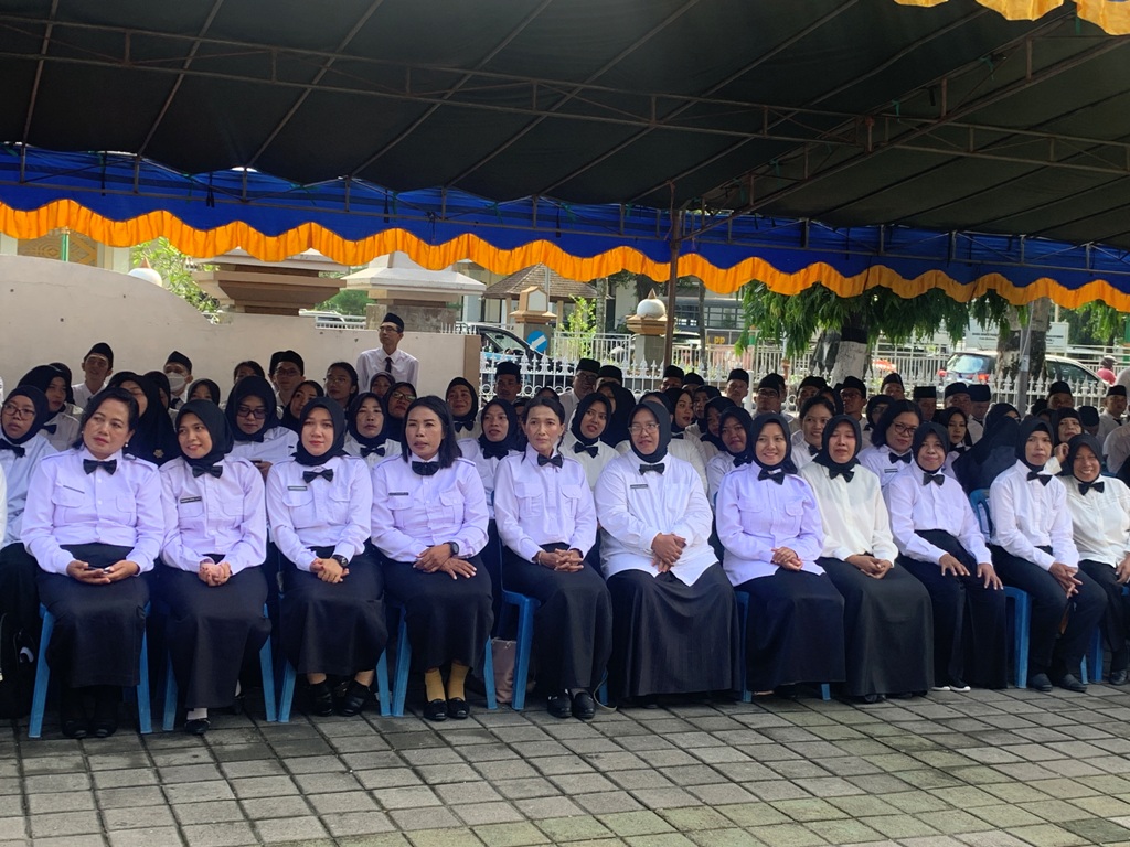 DUDUK RAPI: Sejumlah PPPK lingkup Pemkot Mataram saat menerima SK beberapa waktu lalu.&nbsp;