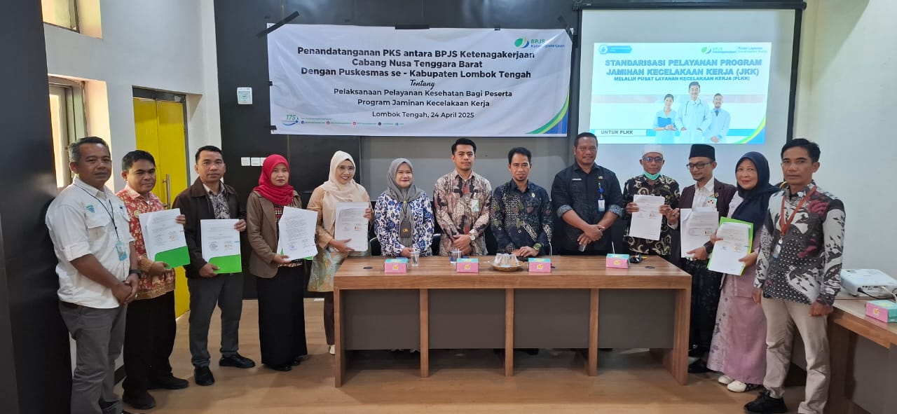 PERPANJANG KERJA SAMA: Perwakilan BPJamsostek NTB bersama Dikes Loteng dan puskesmas se-Loteng usai perpanjang kerja sama pelayanan peserta JKK di Dikes Loteng, Kamis (24/4).