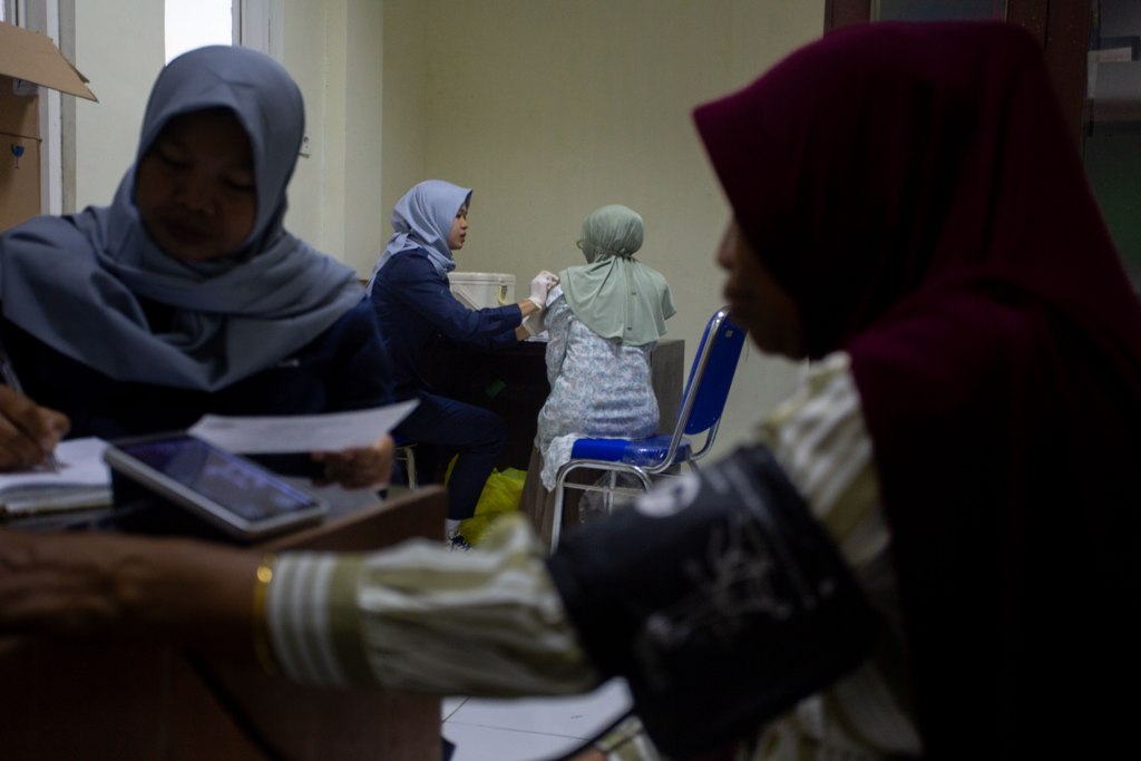 VAKSINASI: Sejumlah CJH asal Kota Mataram sedang melakukan vaksinanasi di Puskemas Karang Pule, Mataram, sebagai rangkaian persiapan sebelum terbang ke Tanah Suci.&nbsp;