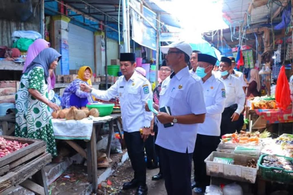 TINJAU PASAR: Bupati Dompu Bambang Firdaus meninjau pasar raya Dompu, Rabu (23/4).