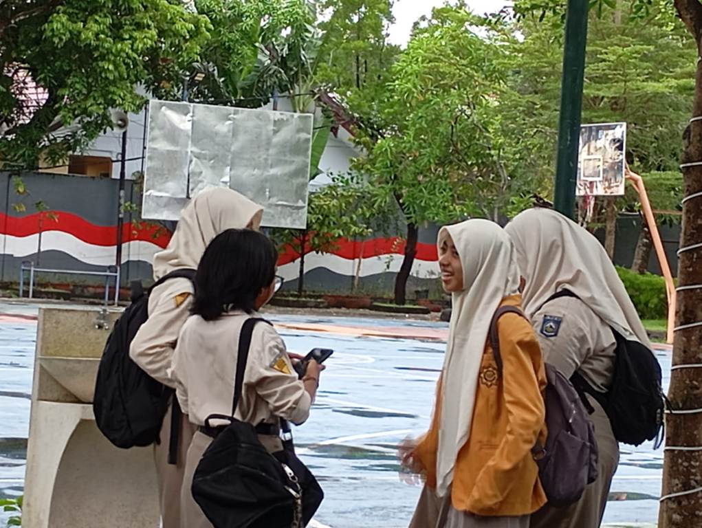 BERCENGKRAMA: Siswa di Kota Mataram terlihat di halaman sekolah setempat, belum lama ini.