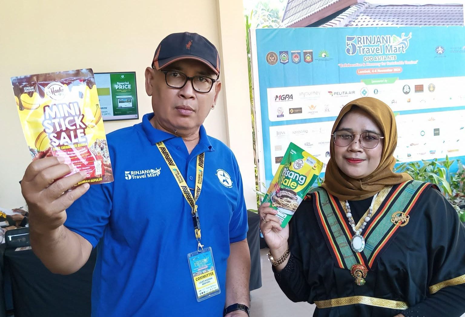 IKUT BAZAR: Owner Manha 9, Nur Aini (kanan) menunjukkan produknya saat mengikuti kegiatan Rinjani Travel Fair, tahun lalu.