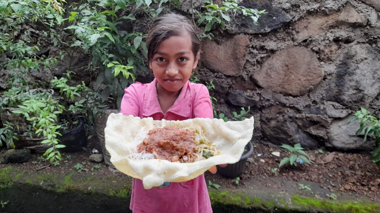 KULINER UNIK: Salah satu pembeli yang tengah membeli kuliner pelecing opak-opak di Semenyer, Desa Selelos, Kecamatan Gangga, Lombok Utara, beberapa waktu lalu.