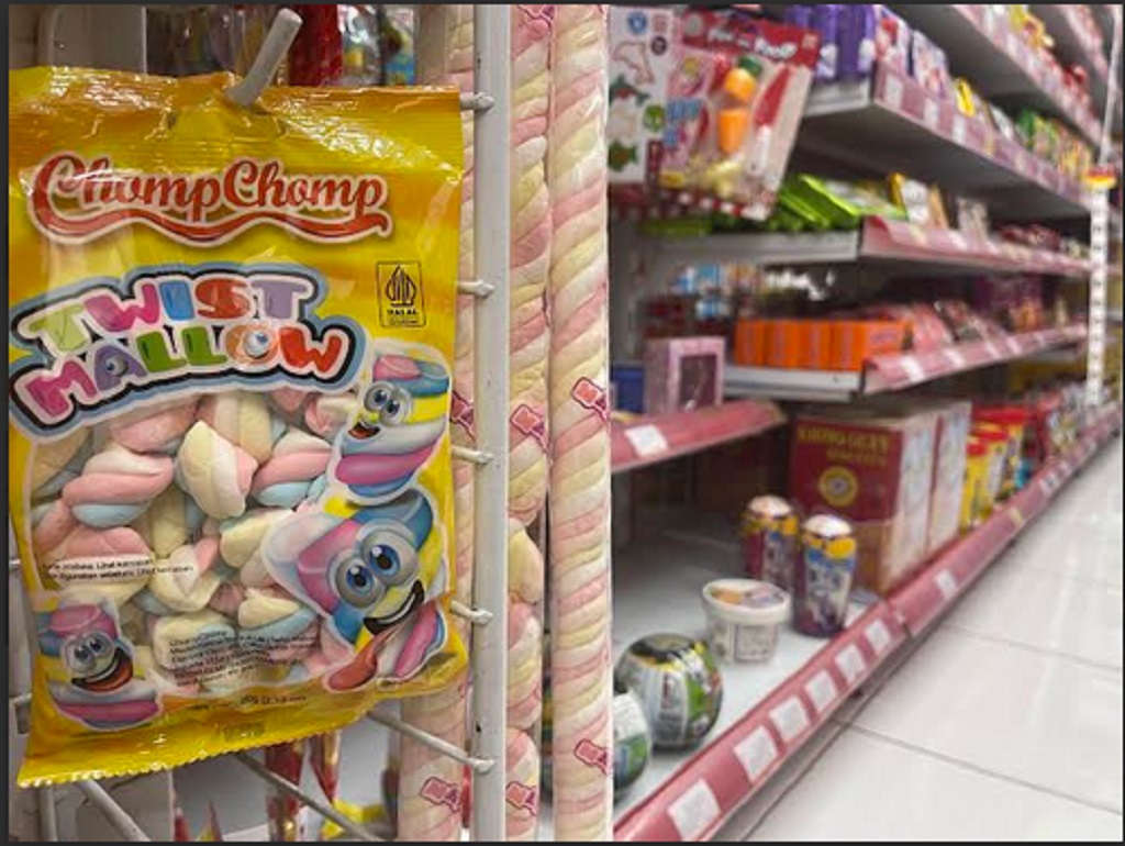 BIKIN WASWAS: Berbagai batch produk marshmallow yang terpajang di salah satu ritel modern di kawasan Turida, Kota Mataram, Rabu (23/4).