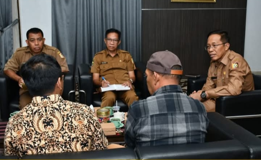 RAOKOR: Sekda Lotim saat rapat koordinasi bersama tim Pengendali Inflasi Daerah (TPID) untuk mengatasi terjadinya inflasi akibat kenaikan harga beberapa bahan pokok, Rabu (23/4).