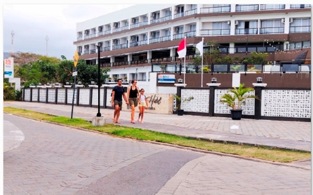 INVESTASI MENGGELIAT: Sejumlah wisatawan mancanegara melintas di depan Raja Kuta Hotel Mandalika di kawasan The Mandalika, Loteng, belum lama ini.