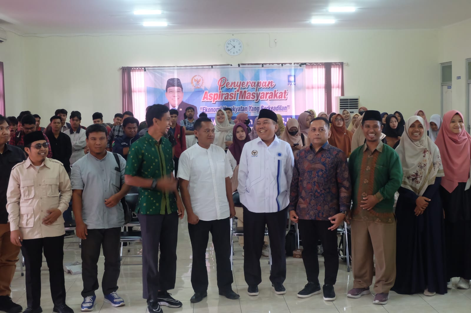 Anggota DPR RI Muazzim Akbar (tengah) usai melaksanakan dialog di kampus UMMat, Kamis (24/4).