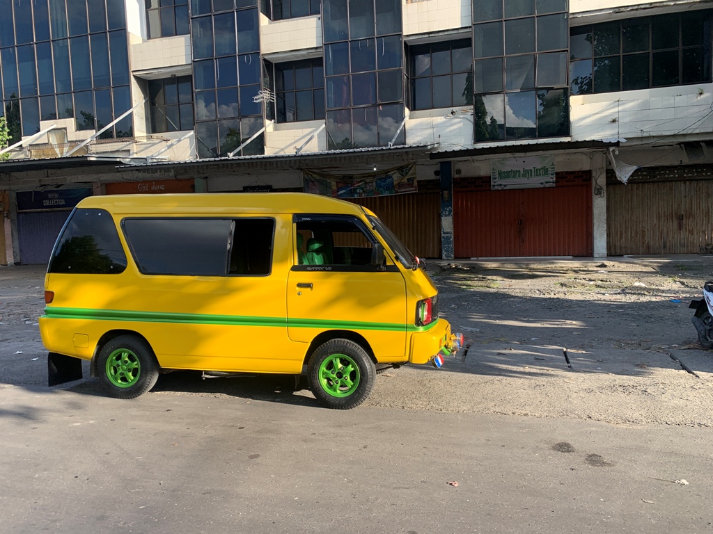 PARKIR: Sebuah bemo kuning yang sedang mangkal di Pasar Mandalika Kita Mataram, beberapa waktu lalu.&nbsp;