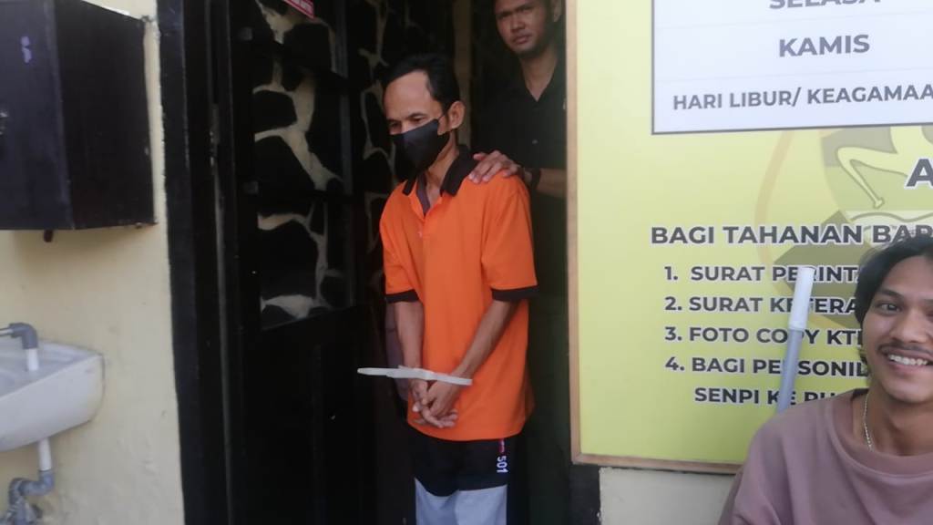 DITAHAN: Tersangka kasus pelecehan seksual dan persetubuhan santri di Ponpes berinisial AF digiring polisi menuju tahanan, Kamis (24/4).&nbsp;
