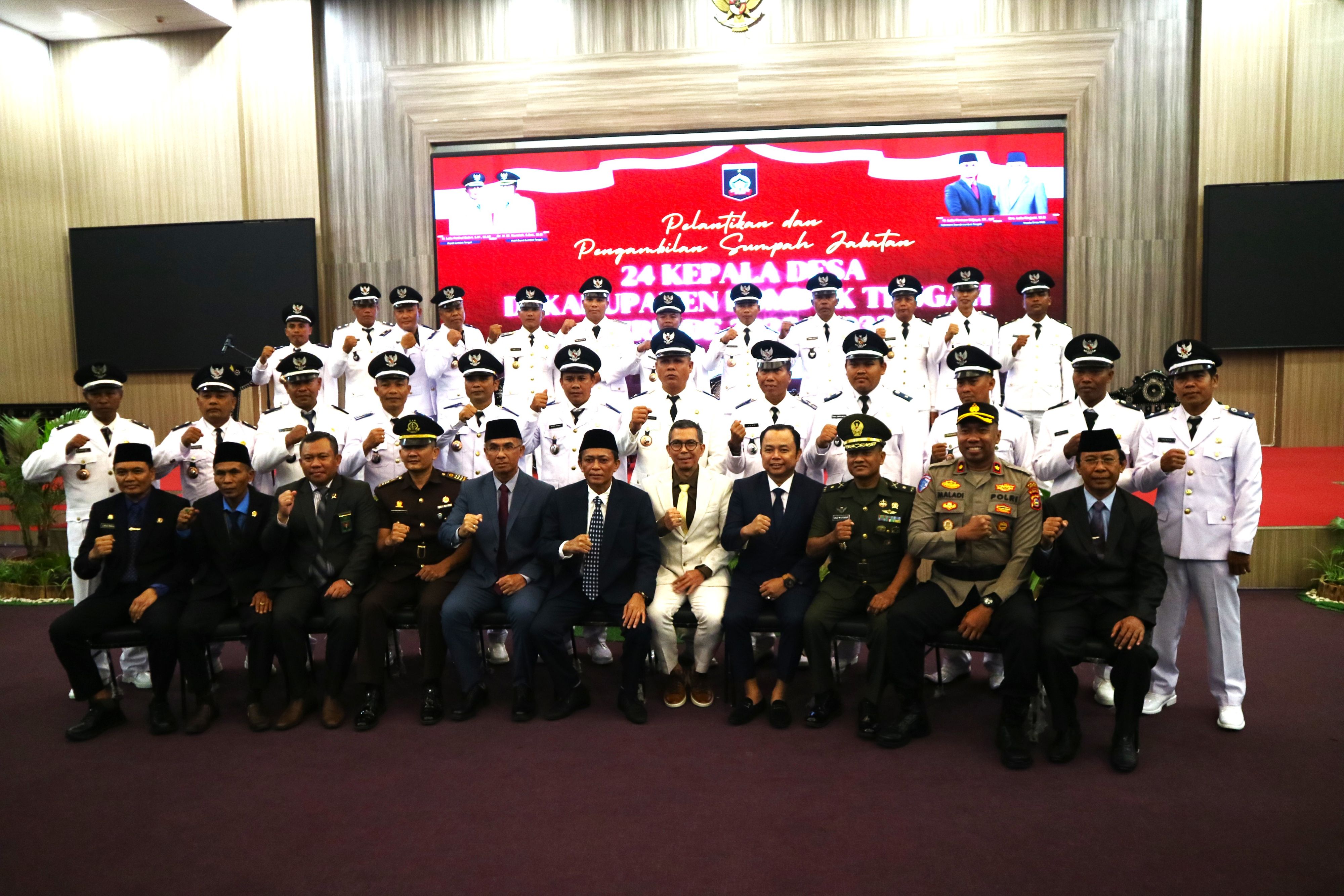 Bupati Loteng HL Pathul Bahri (paling tengah) berfoto bersama 24 kepala desa terpilih pada Pilkades Serentak 2025 usai pelantikan dan pengukuhan di Ballroom kantor bupati, Kamis (24/4)