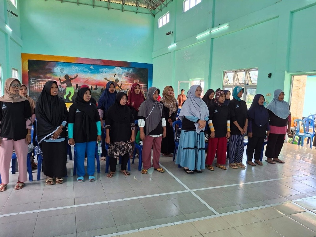DILATIH KEWIRAUSAHAAN: Sebanyak 30 P3KE yang mengikuti Diklat kewirausahaan bidang keterampilan teknis olahan makanan, di Desa Teko, Lombok Timur, Selasa (22/4).