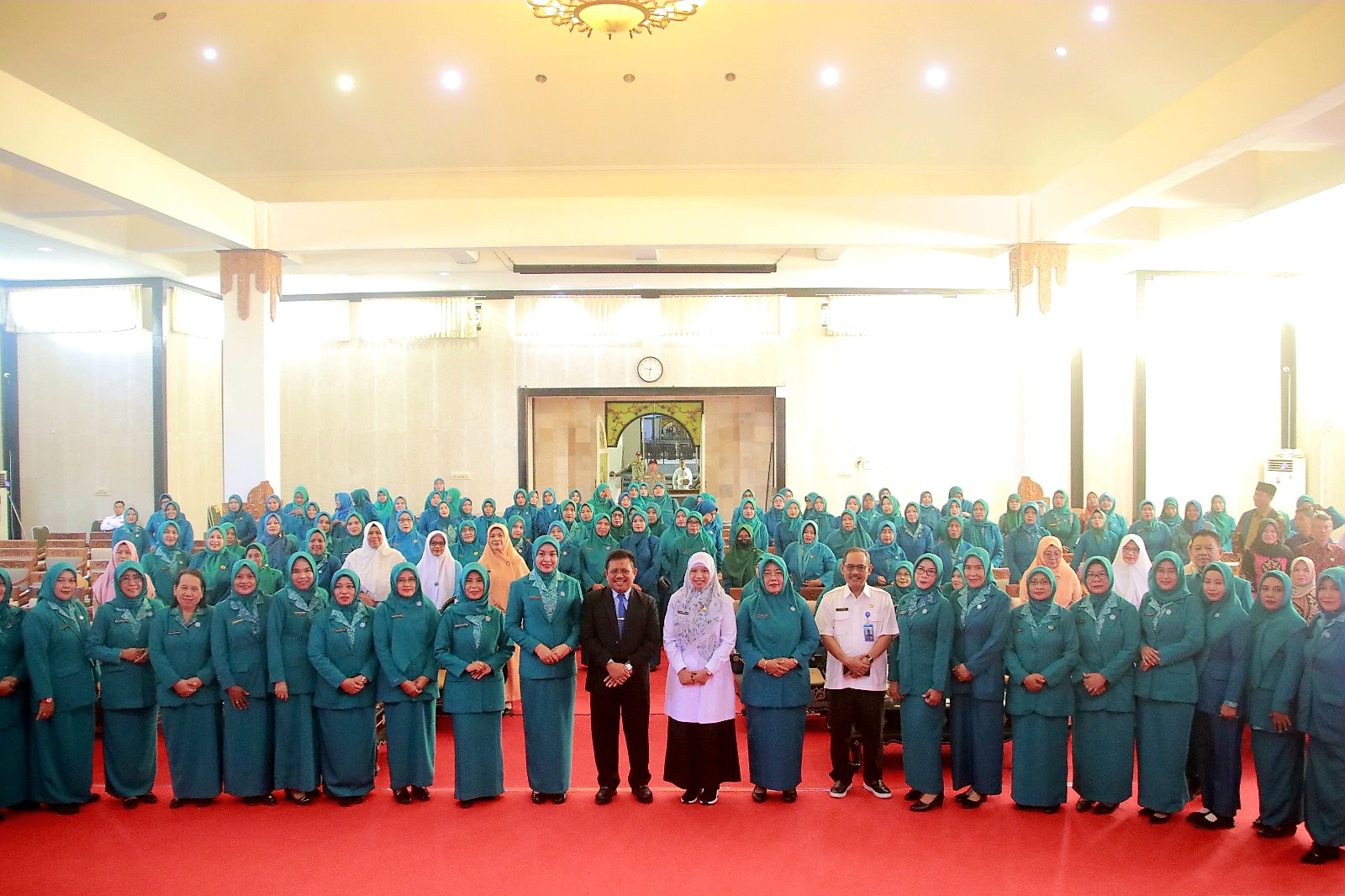 DILANTIK DAN DIKUKUHKAN: Bupati Lobar Lalu Ahmad Zaini melantik dan mengukuhkan pengurus TP-PKK periode 2025 - 2030 di Aula Kantor Bupati Lobar, Rabu (23/4).
