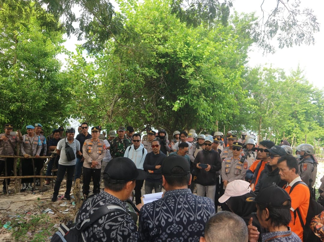 BACAKAN PUTUSAN: Juru sita PN Mataram saat melakukan eksekusi sengketa lahan di Gili Sudak, Desa Sekotong Barat, Kecamatan Sekotong, Lombok Barat (Lobar), Kamis (24/4).