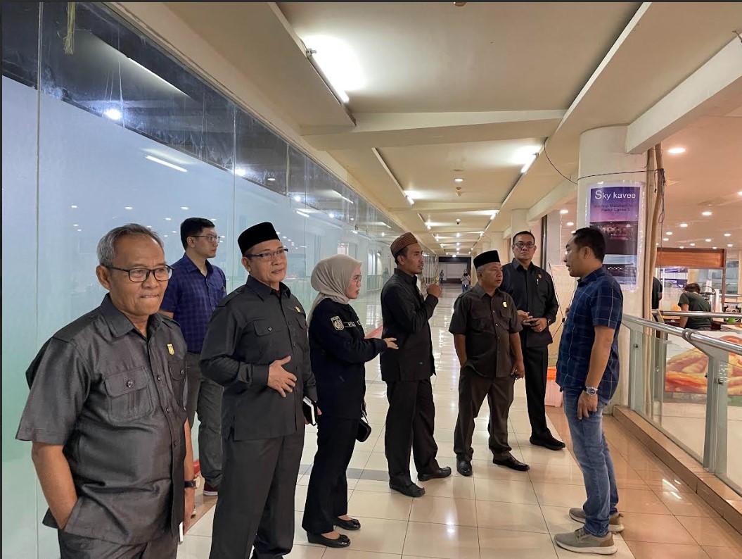 IKON IBU KOTA: Komisi 2 DPRD Kota Mataram saat memantau langsung kondisi Mataram Mall ditemani Direktur PT PCF Putu Thedy Surya Diputra (kanan) yang kini sepi, Kamis (24/4).