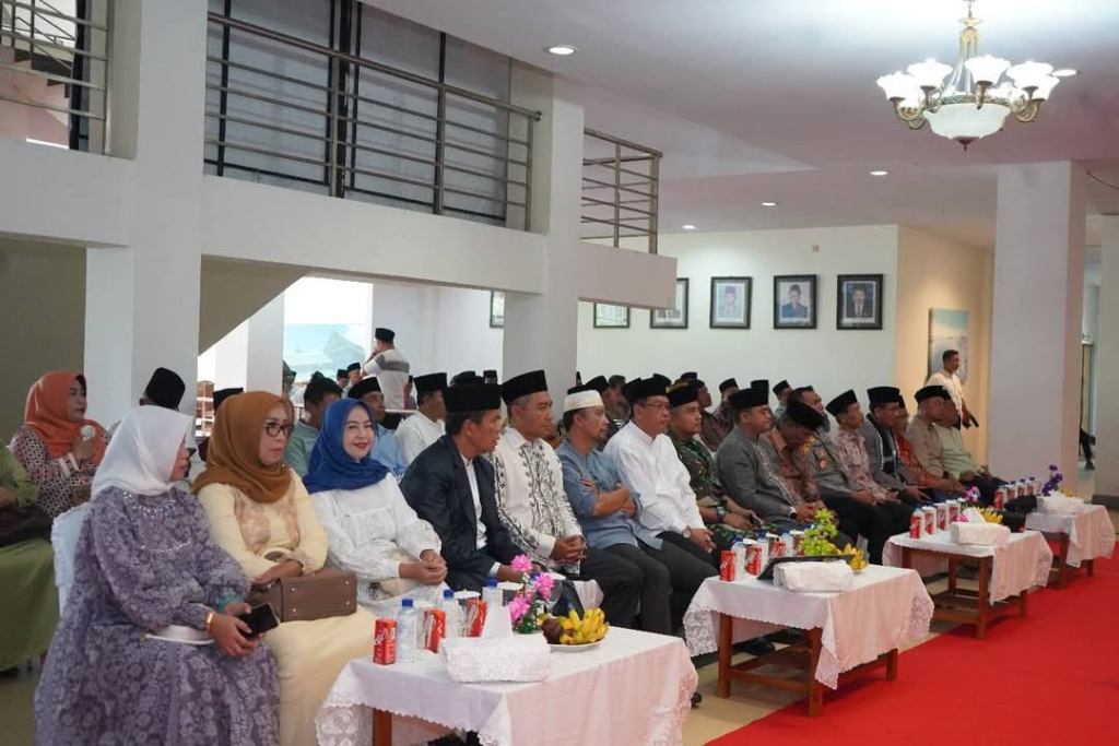 SUASANA HALALBIHALAL: DPRD Sumbawa menggelar halalbihalal di ruang lobi gedung DPRD setempat, belum lama ini.