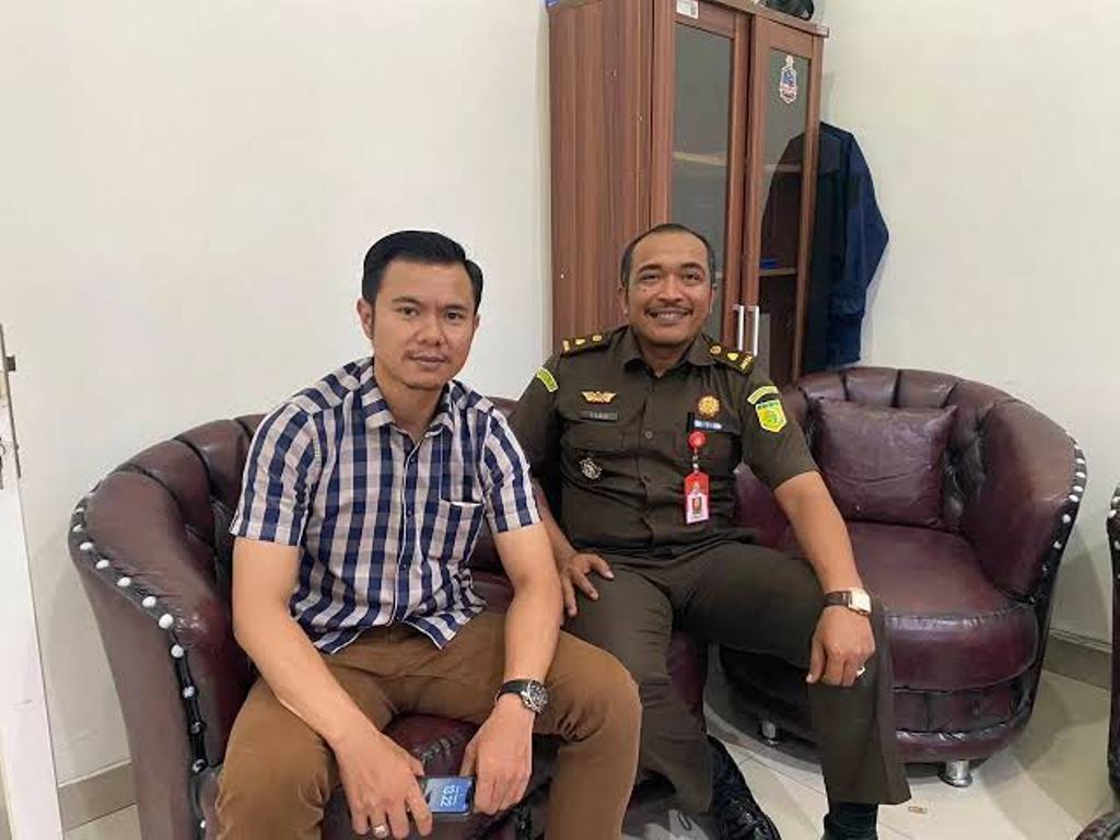 BEBERKAN PROGRES KASUS: Kasi Intelijen Kejari Bima Deby F Fauzi (kiri) dan Kasi Pidsus Kejari Bima Catur Hidayat menyampaikan perkembangan kasus dugaan korupsi dana KUR BNI KCP Woha.