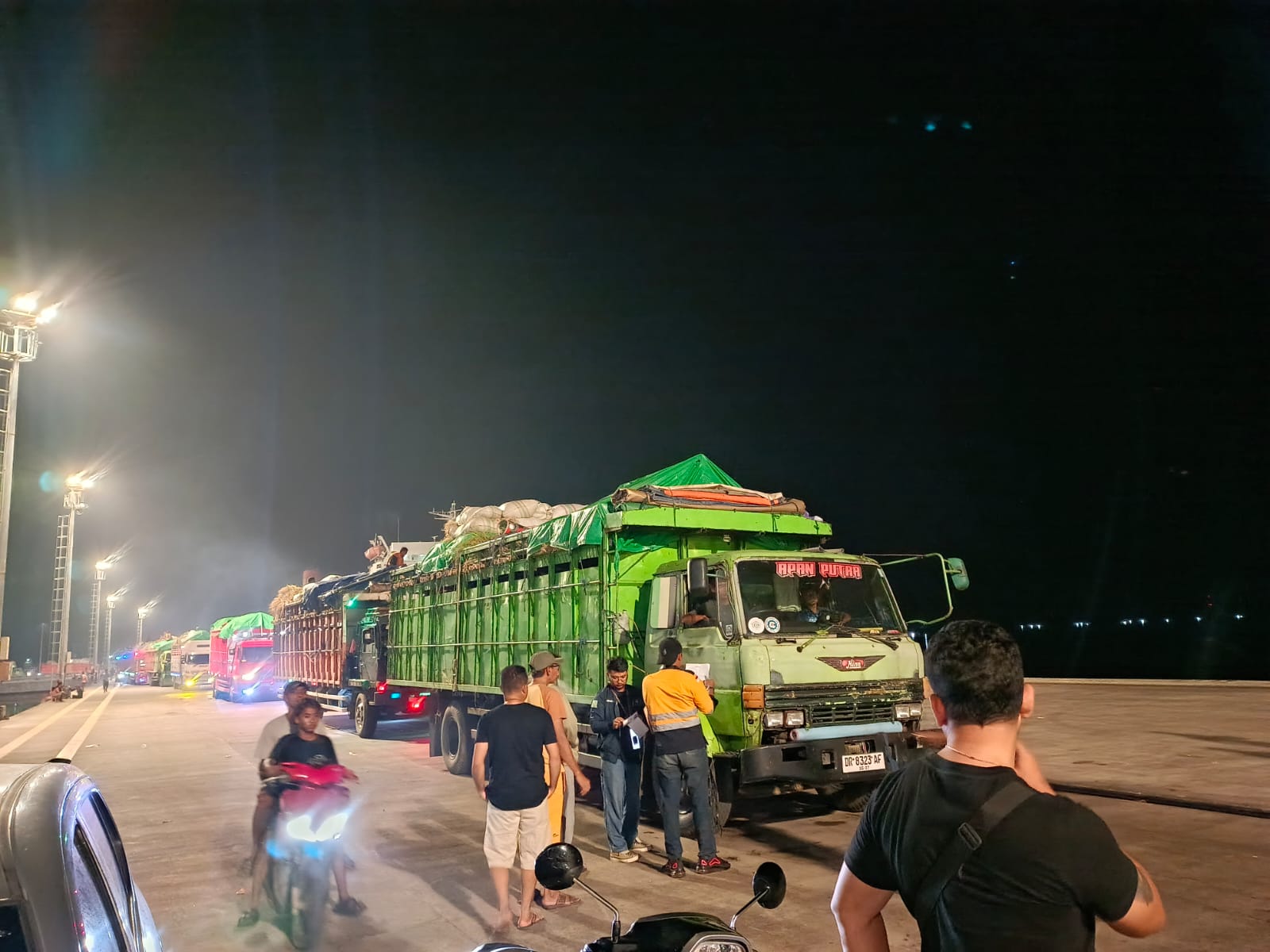 Truk sapi tak lagi antre di Pelabuhan Lembar maupun Gili Mas. Ribuan ekor sapi telah dikirim ke Pulau Jawa.