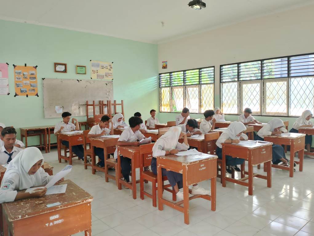 KERJAKAN SOAL: Siswa SMPN di Kota Mataram melaksanakan asesmen ujian akhir di sekolah setempat, tahun lalu.