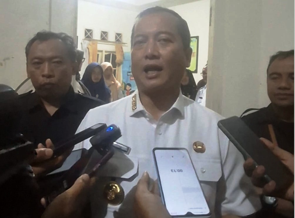 RESPONSIF: Gubernur NTB Lalu Muhamad Iqbal usai menemui santriwati korban kekerasan seksual di UPTD PPA NTB, Rabu (23/4).
