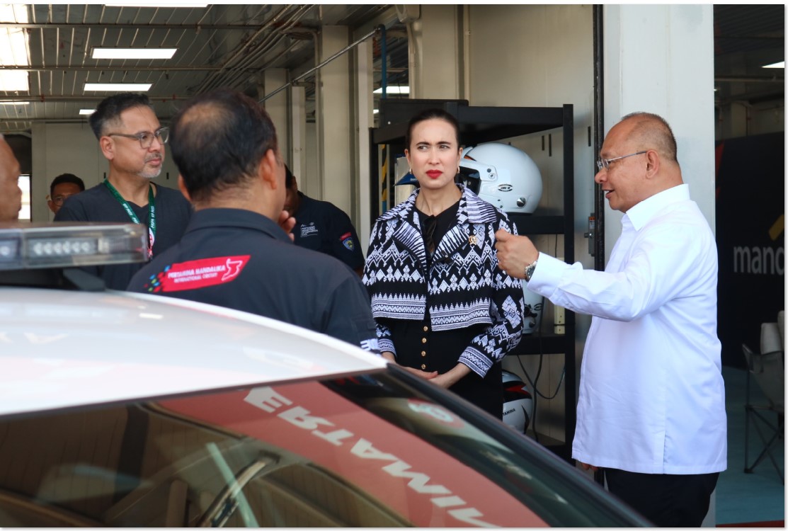 TINJAU LAPANGAN: Menpar Widiyanti Putri Wardhana (tengah) didampingi Direktur Komersial ITDC Troy Reza Warokka dan Direktur Utama MGPA Priandhi Satria saat di Sirkuit Mandalika.