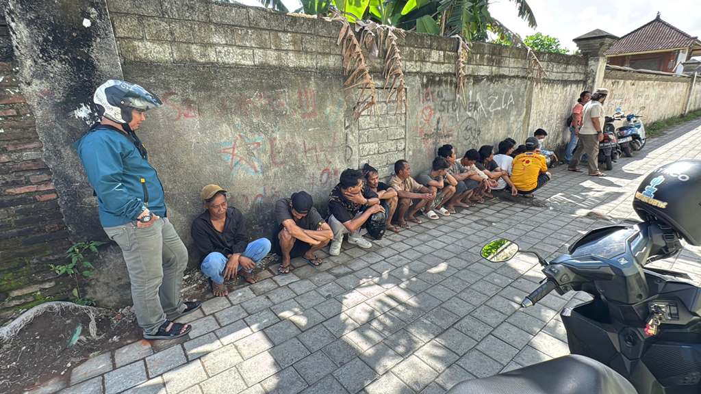 TAK ADA HABISNYA: Sejumlah pembeli sabu ditangkap Tim Berantas BNNP NTB di Karang Bagu, Cakranegara, Mataram, kemarin (25/4).&nbsp;