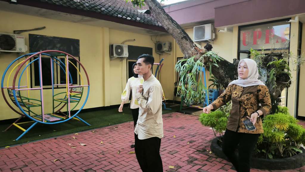 DITAHAN: Tersangka kasus pelecehan seksual berinisial S dikawal polisi saat hendak dimasukkan ke dalam sel tahanan di Mapolda NTB, Jumat (25/4).&nbsp;