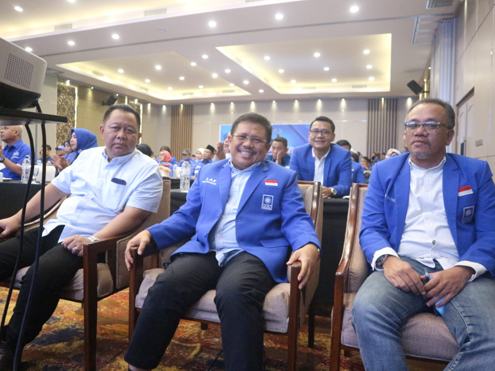 JABAT KETUA PARTAI: Bupati Lombok Barat (Lobar) Lalu Ahmad Zaini (tengah) diamanahkan menjadi Ketua DPW PAN NTB dalam Muswil ke VI di Hotel Lombok Garden, Mataram, Sabtu (26/4).