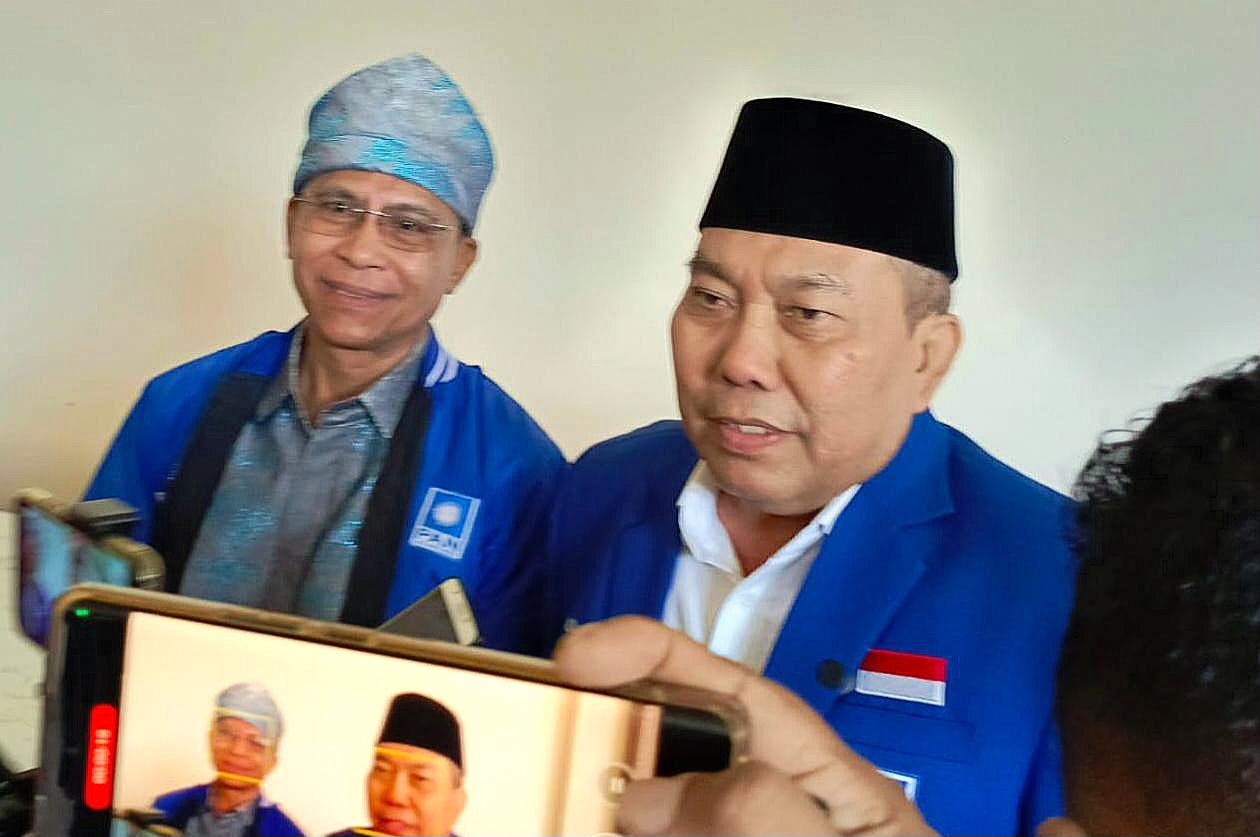 DAPAT AMANAH BARU: Mantan Ketua DPW PAN NTB yang juga anggota DPR RI H Muazzim Akbar saat memberikan keterangan kepada wartawan.