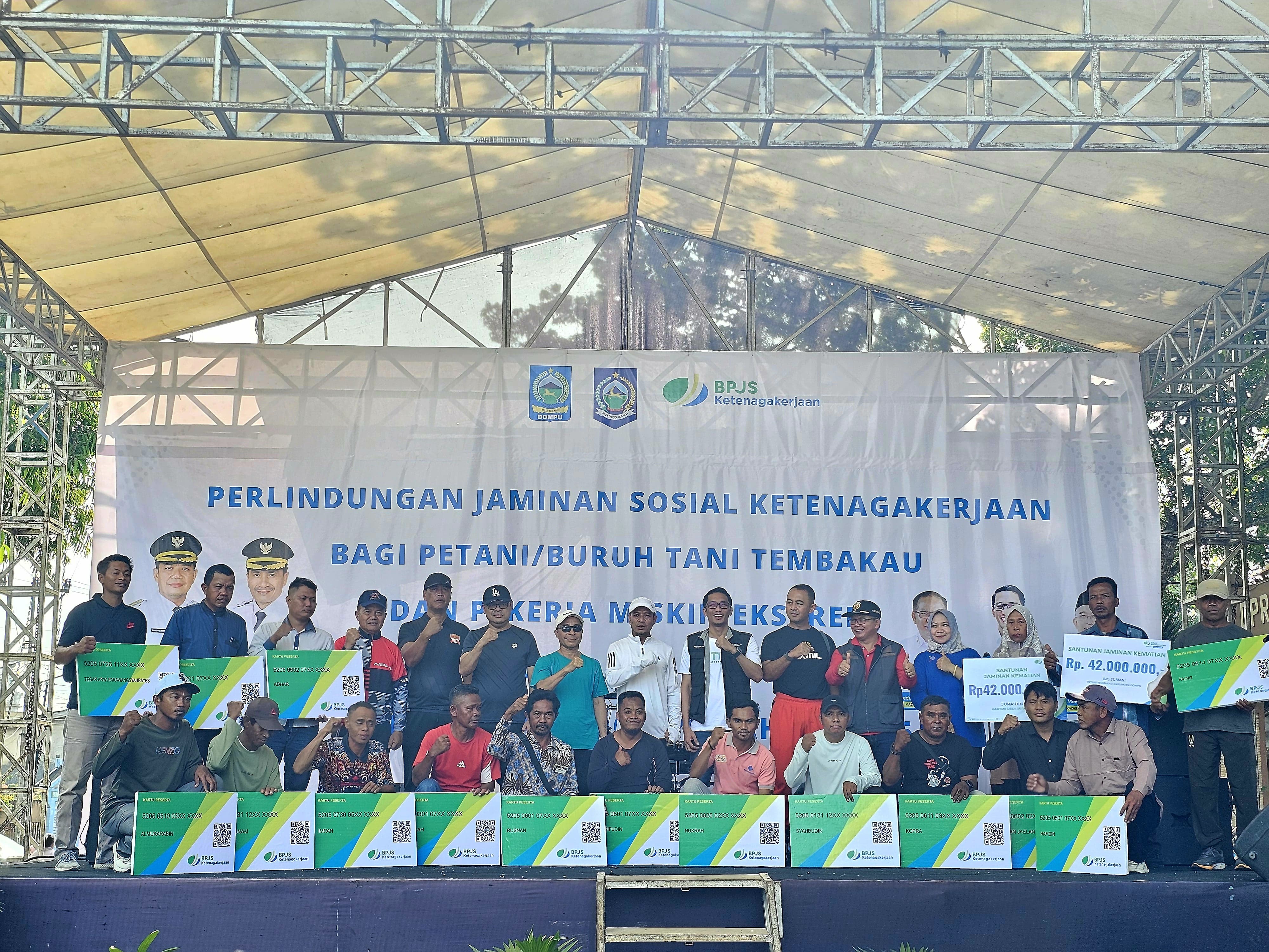 SIMBOLIS: Perwakilan dari enam ribu pekerja menerima perlindungan jaminan sosial ketenagakerjaan tersebut bersumber dari Dana Bagi Hasil Cukai  Hasil Tembakau (DBHCHT).