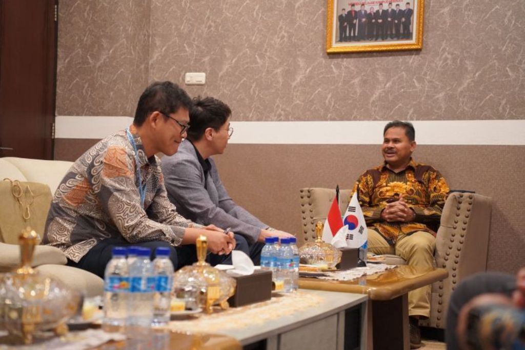 AKRAB: Rektor Unram Prof Bambang Hari Kusumo (kanan) bersama pihak Gridwiz di Ruang Tamu Rektor, Rektorat&nbsp;Unram, Rabu lalu (23/4).