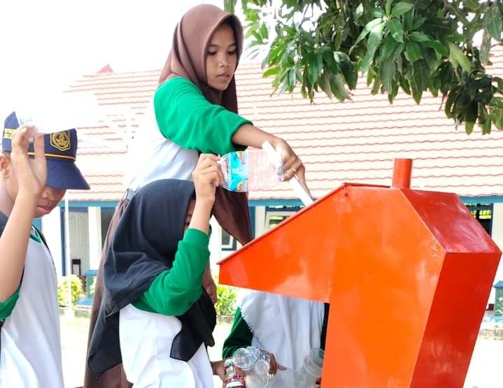 OLAH SAMPAH: Siswa SMPN 17 Mataram memasukkan sampah plastik ke mesin pencacah di halaman sekolah setempat, belum lama ini. Sampah plastik akan diolah menjadi paving block.