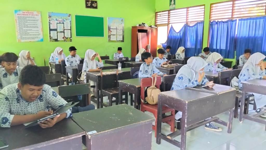 KERJAKAN SOAL: Siswa MTsN 3 Mataram melaksanakan ujian madrasah berbasis android, Jumat (25/4).
