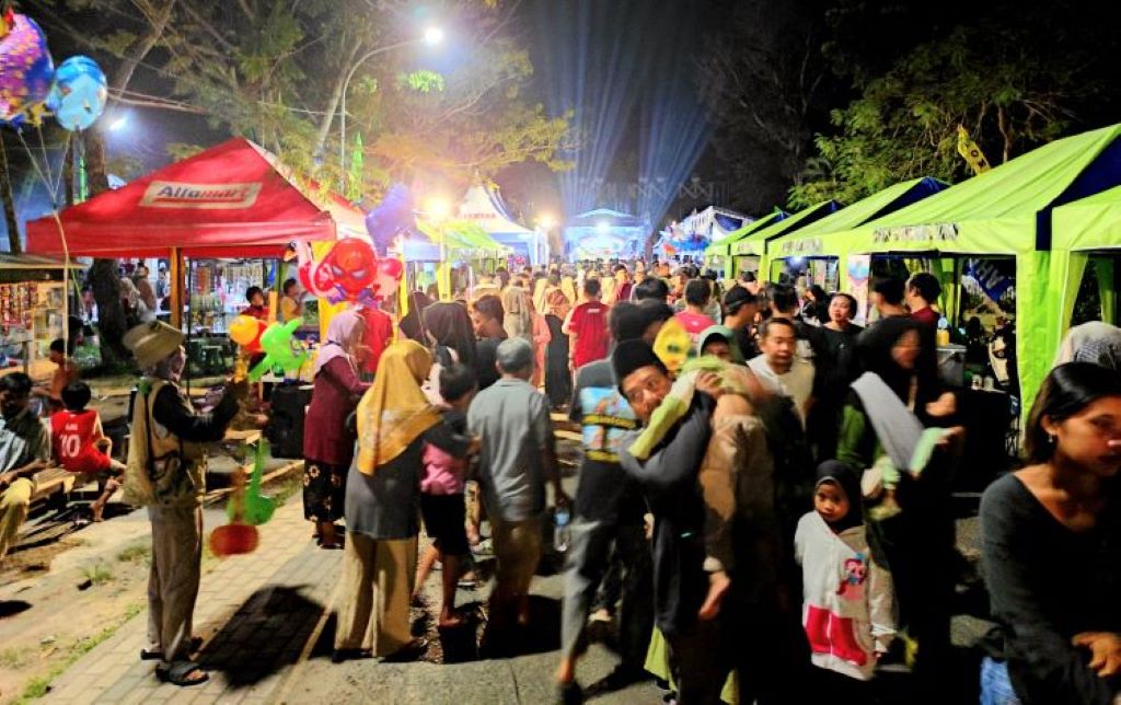 Suasana car free night perdana di Taman Kota Gerung, Sabtu malam (26/4).