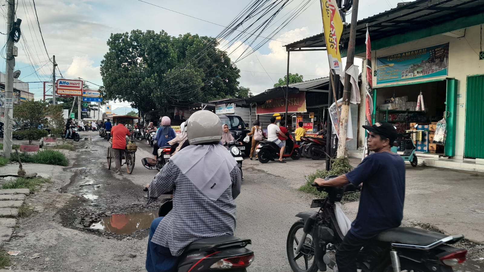 Jalan Terong Tawah yang rusak parah dikeluhkan masyarakat selama bertahun-tahun akhirnya tahun ini akan diperbaiki.