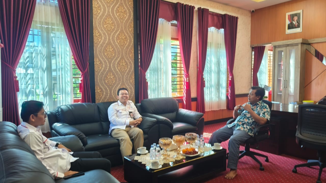 KUNJUNGAN: Kepala OJK NTB Rudi Sulistyo (tengah) berdiskusi terkait penguatan BUMD dan akses keuangan masyarakat dengan Bupati Sumbawa Barat Amar Nurmansyah (kanan), Jumat (25/4).