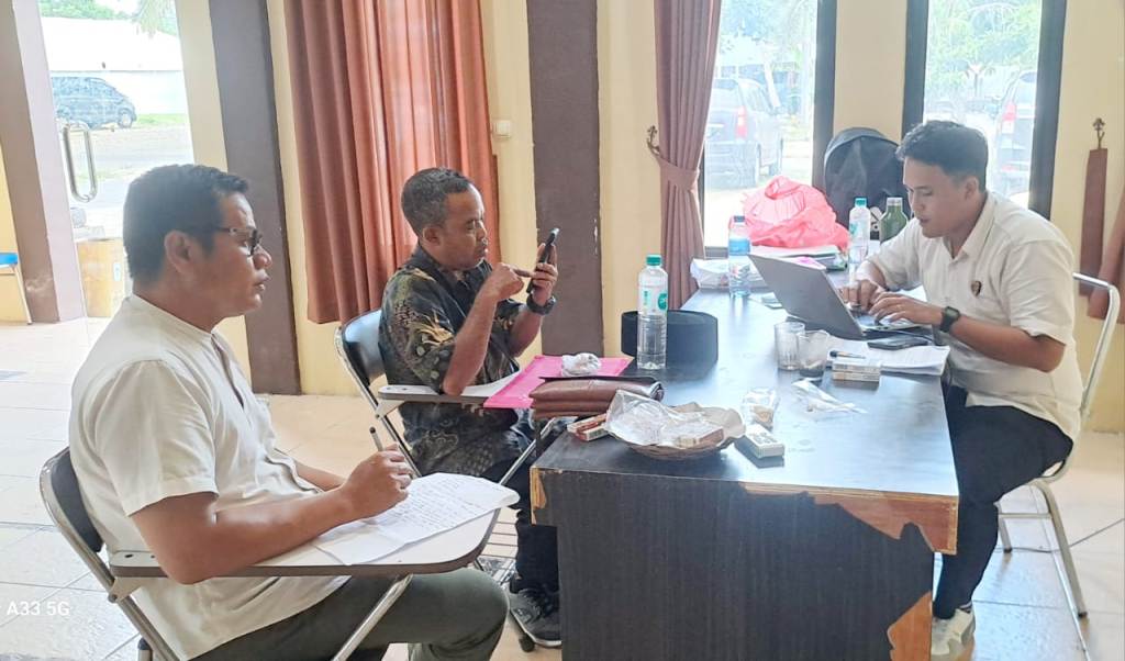 PEMERIKSAAN: Sejumlah saksi diperiksa Propam di Mapolres Lombok Utara, beberapa waktu lalu.&nbsp;