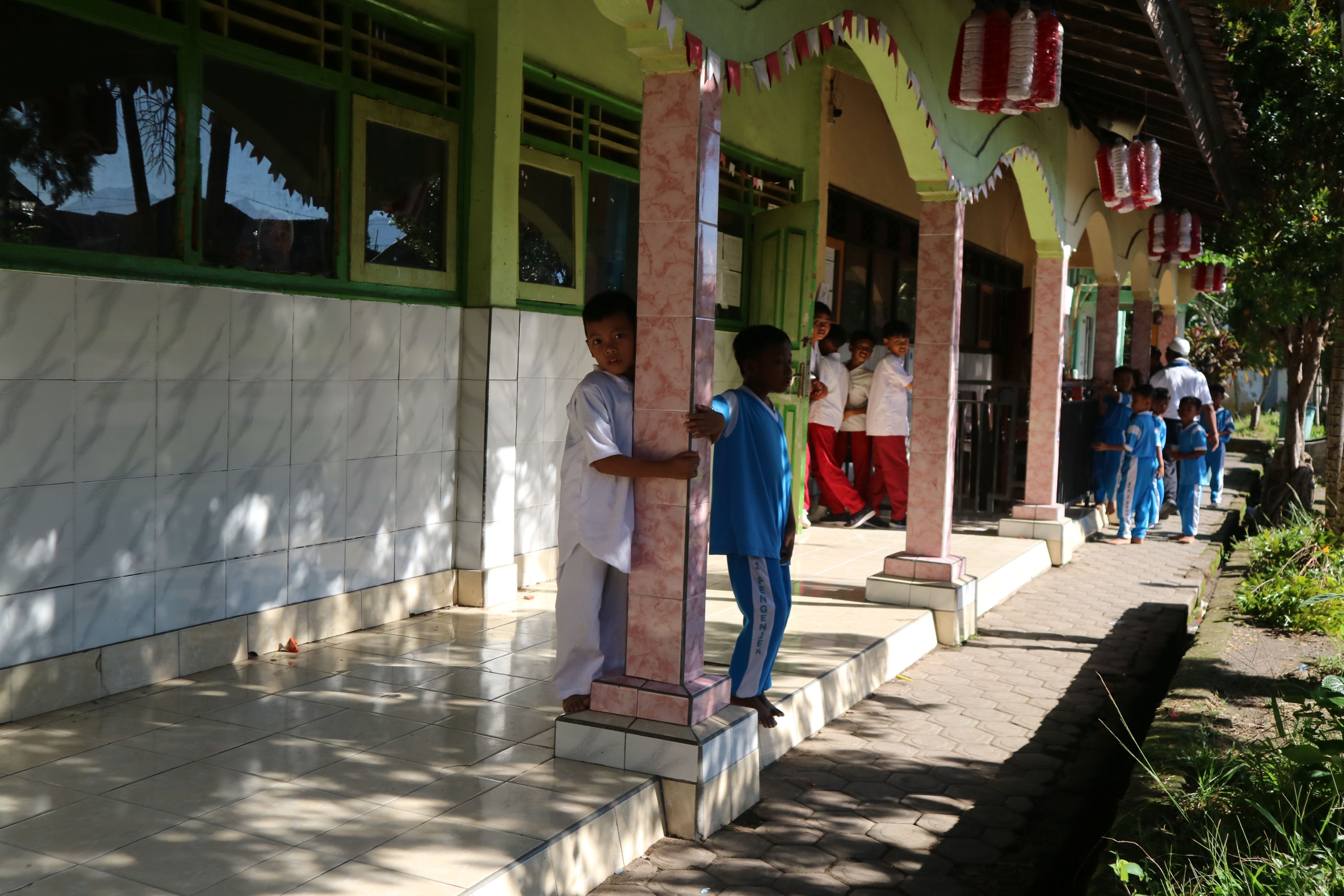 SEKOLAH RAKYAT: Sejumlah siswa bermain di lorong kelas saat jam istirahat di SDN 1 Pengenjek, Kecamatan Jonggat, Lombok Tengah, beberapa waktu lalu.