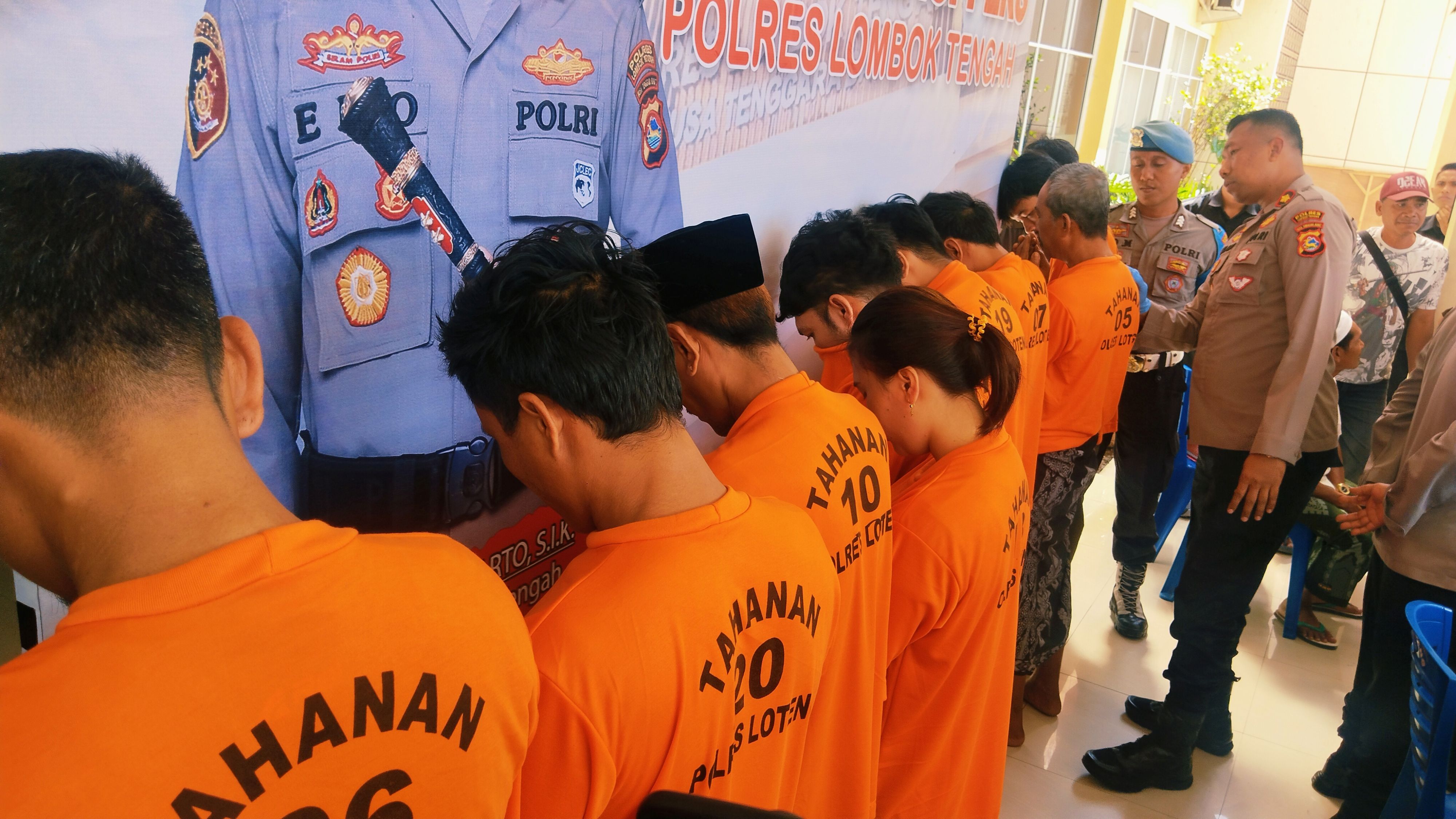 Wakapolres Loteng Kompol Imam Maladi bertanya kepada sejumlah tersangka kasus narkoba, curanmor, hingga persetubuhan di sela pengungkapan kasus selama bulan April 2025 di Mapolres Loteng, Senin (28/4)