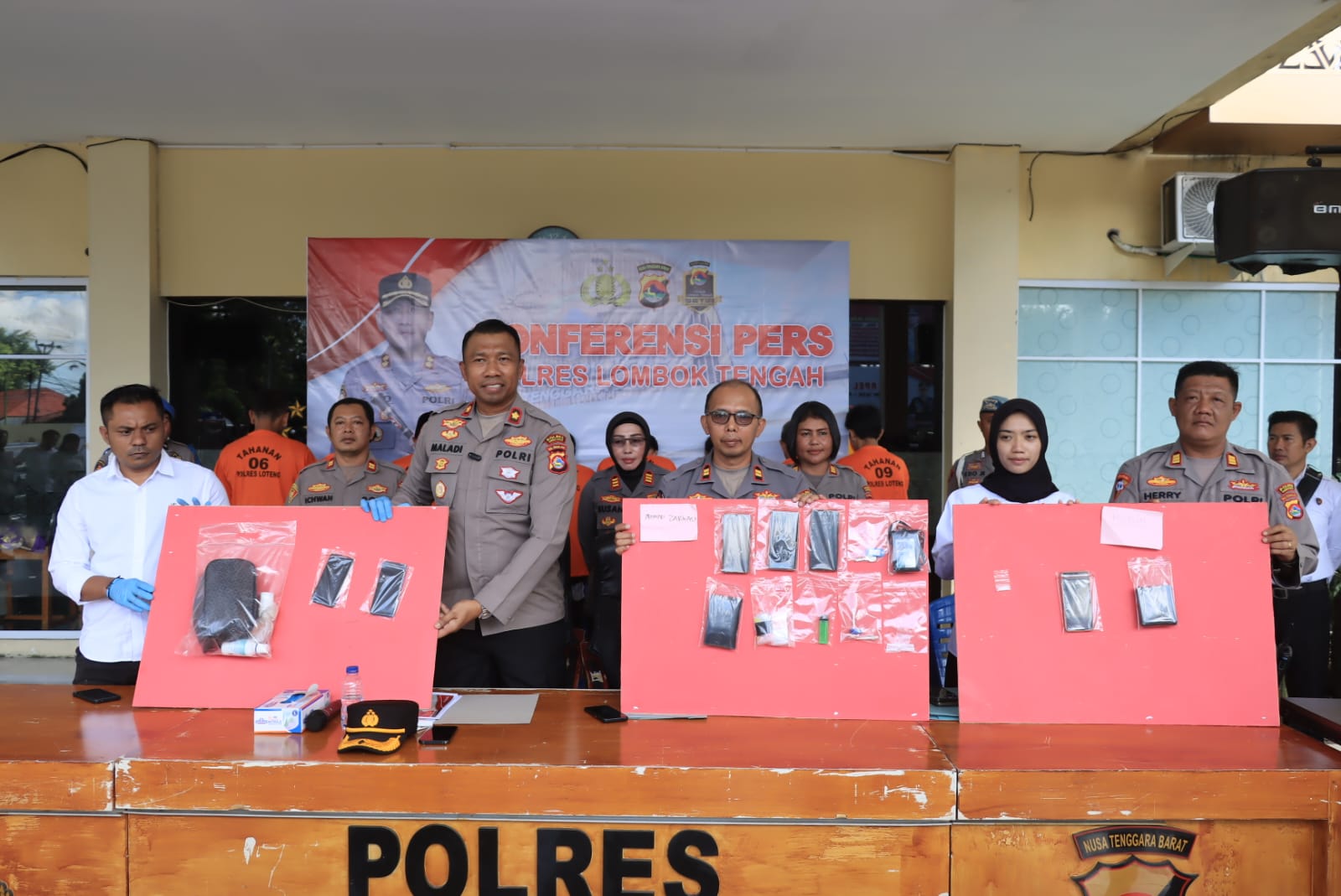 Wakapolres Loteng Kompol Imam Maladi (dua kiri) beserta jajaran tunjukkan barang bukti dan tersangka yang berhasil diamankan, Senin (28/4).