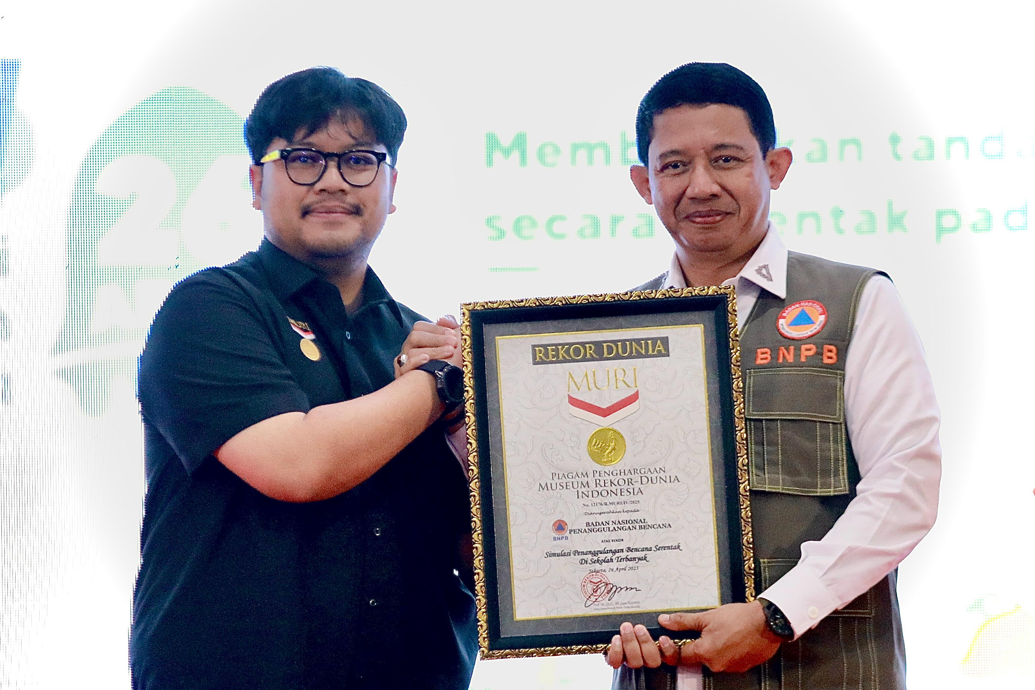 Kepala BNPB Letjen TNI Suharyanto (kanan) saat menerima piagam MURI, di peringatan  HKB 2025 berlangsung di Mataram, NTB, Sabtu (26/4).