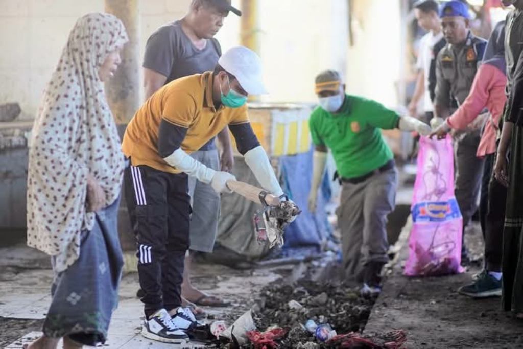BERSIHKAN GOT PASAR: Bupati Dompu Bambang Firdaus saat memimpin Gerebek Pasar, akhir pekan lalu.&nbsp;