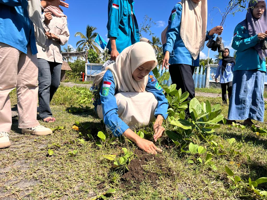 PENGHIJAUAN: Himpunan Mahasiswa Program Studi (HMPS) Informatika Hamzanwadi saat menanam bibit pohon di Pantai Sunrise Land Lombok, Sabtu (26/4).