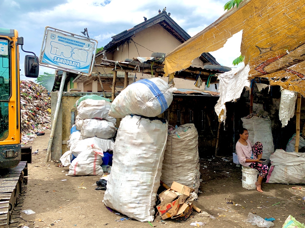 HIDUP SEDERHANA: Sastri duduk di depan gubuk kecil miliknya di area TPS Sandubaya, Mataram.&nbsp;