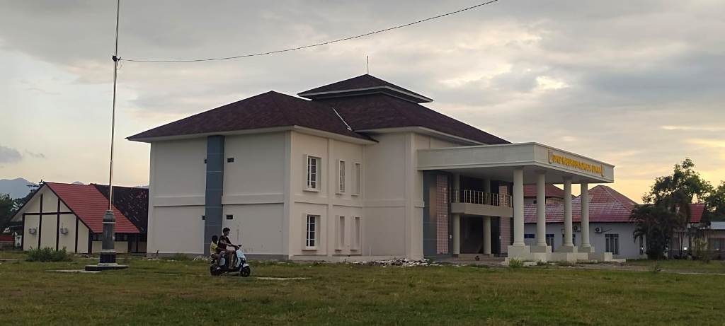 SUDAH DIAUDIT: Kantor DPRD KLU masih belum ditempati karena sarana penunjang belum lengkap meskipun sudah rampung dikerjakan.