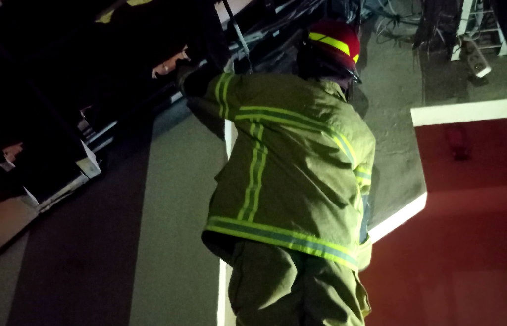 SAFETY: Petugas Dinas Damkar Lombok Barat (Lobar) saat mengecek instalasi listrik yang korsleting dan sempat menimbulkan api di RSUD Tripat Gerung, Minggu (27/4).